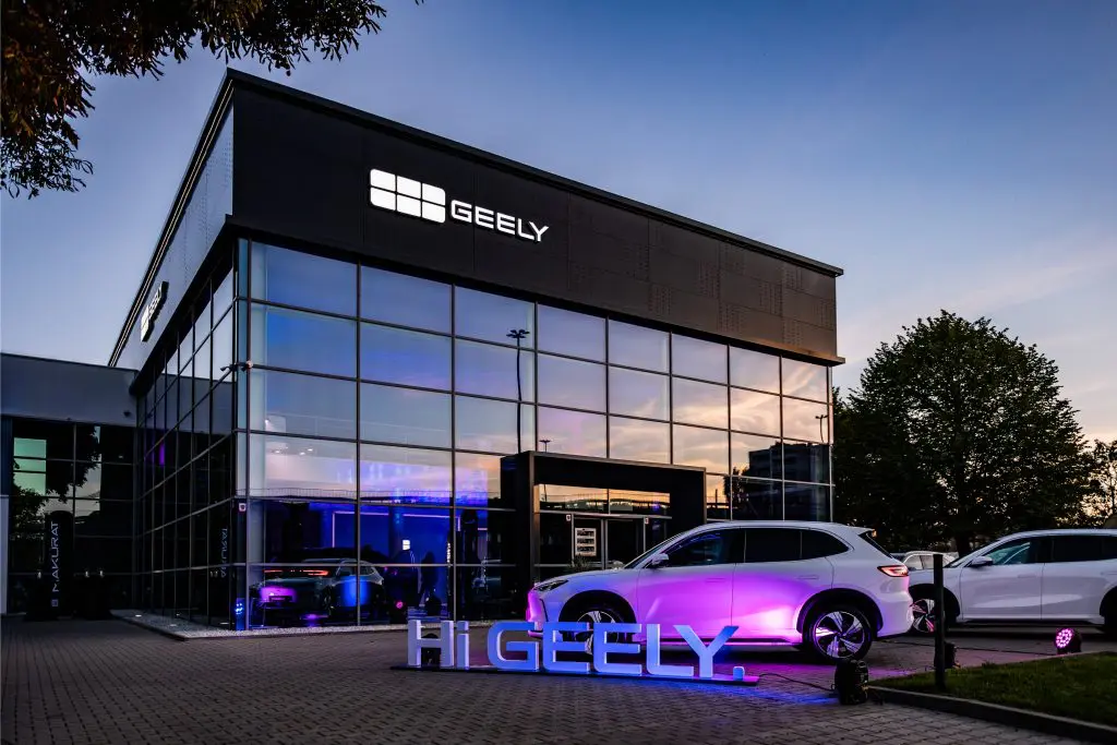 GEELY rozpoczyna sprzedaż w Polsce – salon GEELY Makurat otwarty w Gdańsku 8 1 OTWARCIE GEELY MAKURAT GDANSK