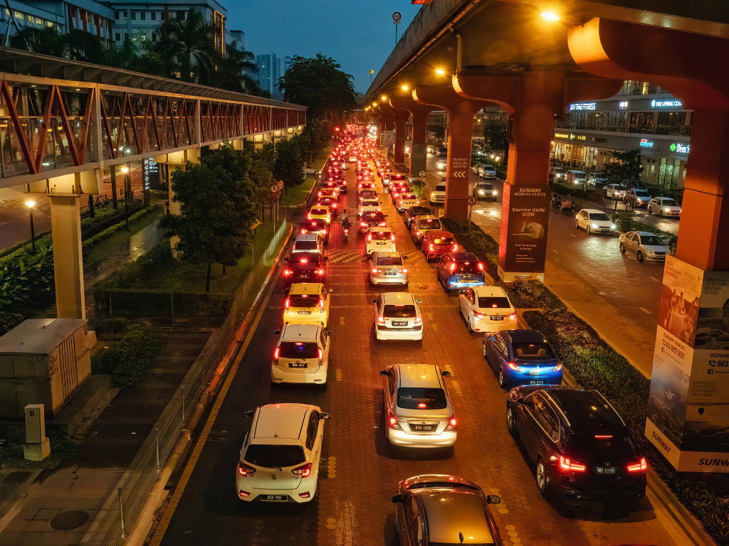Przygotowanie auta na Wszystkich Świętych - sprawdź zanim wyruszysz w drogę 1 Makurat Serwis - sprawdź samochód przed wyjazdem z okazji Wszystkich Świętych