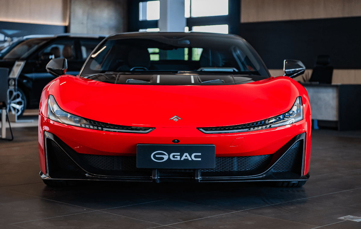W pełni elektryczny supersamochód o mocy 1225 KM i przyspieszeniu od 0 do 100 km/h w 1,9 sekundy? Tak to nie żart – to nowy model od marki GAC – Hyptec SSR, który odwiedził salon GAC Makurat Trójmiasto.