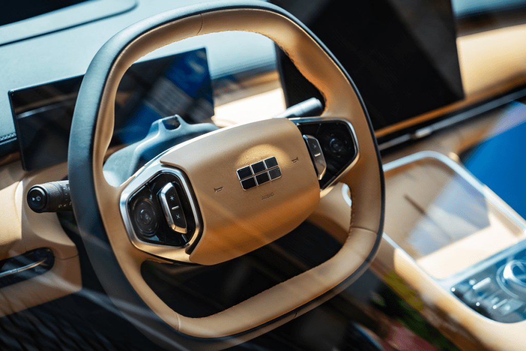 Wnętrze Geely Starray EM-i z ekranem multimedialnym 15,4 cala