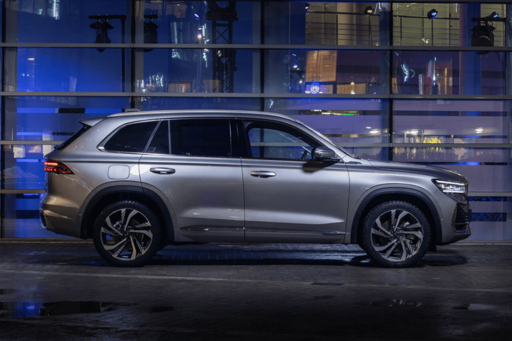 Geely Monjaro – widok boczny SUV-a
