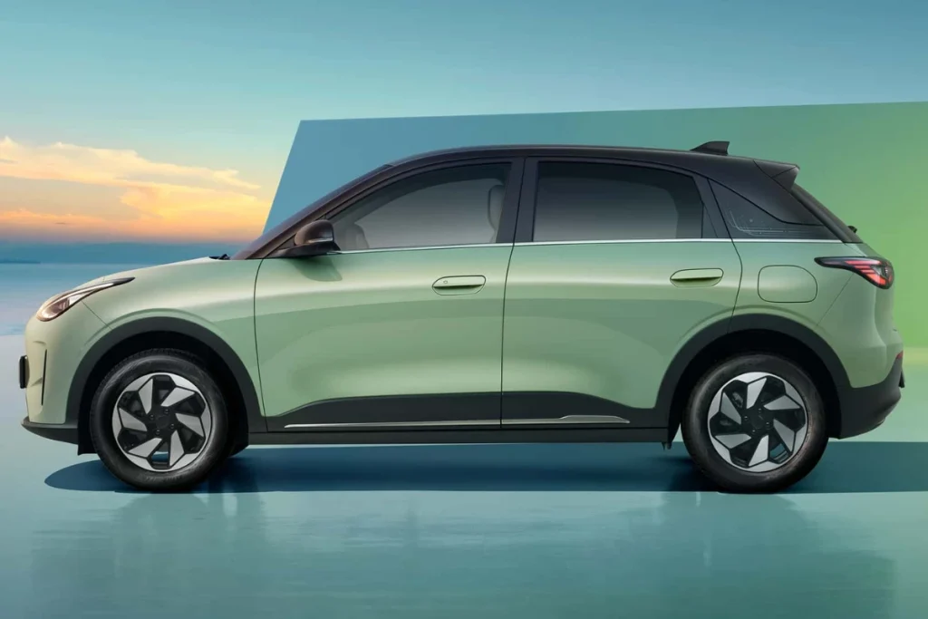 Geely E2 – cena, premiera, dane techniczne 7 Geely E2 – widok boczny nadwozia