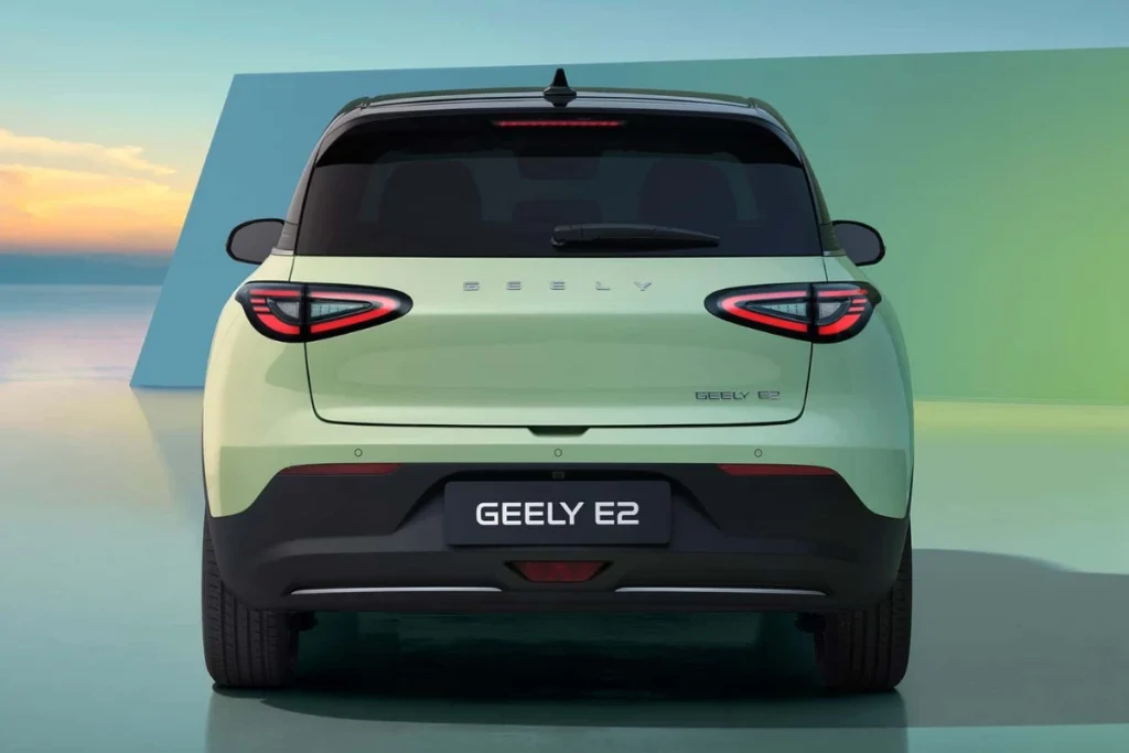 Geely E2 – cena, premiera, dane techniczne 9 Geely E2 – tył auta ze światłami