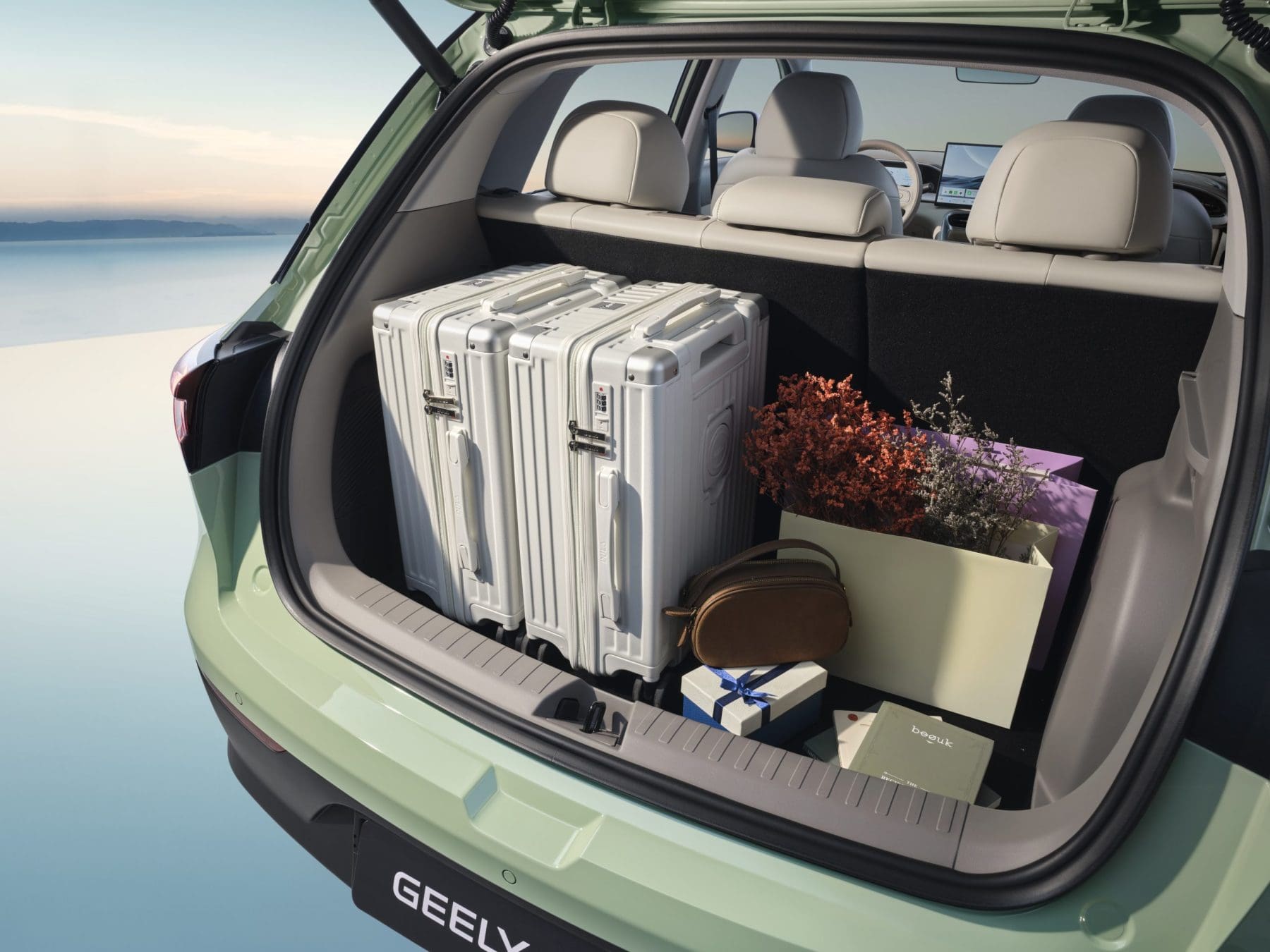 Załadowany bagażnik Geely E2 o pojemności od 375 do 1320 litrów