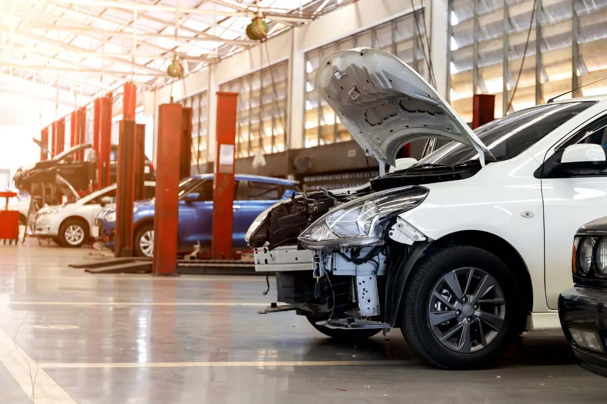 Szkoda całkowita – uszkodzone auto po kolizji w centrum napraw