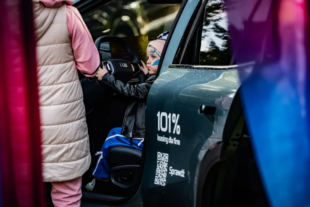 Jarmark Kaszubski w Kartuzach – zwiedzający oglądają samochody GEELY