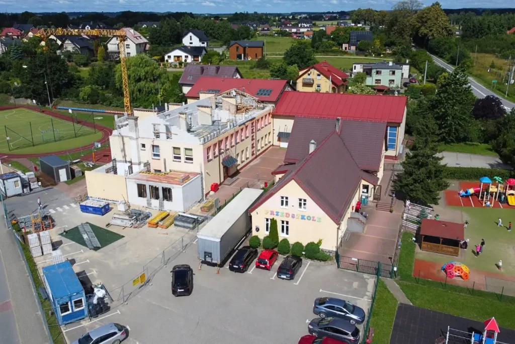 Konstrukcja dachowa nowego piętra szkoły w Karczemkach