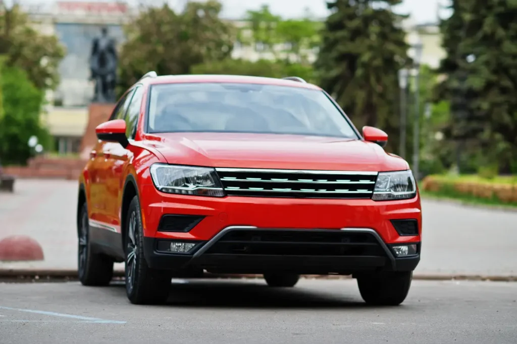 SUV na placu samochodowym