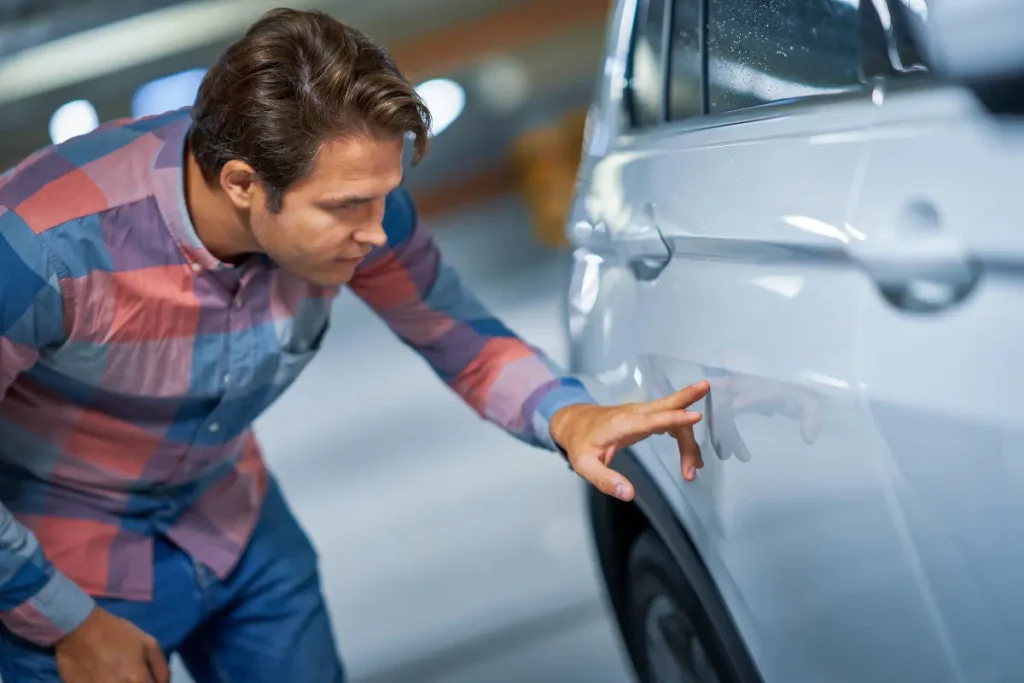 Zarysowanie auta na parkingu – uszkodzony lakier